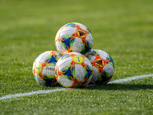 Einf&uuml;llsystem f&uuml;r Fu&szlig;ballrasen.jpg
