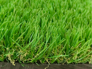 Installazione ragionevole di erba artificiale nel garden.jpg