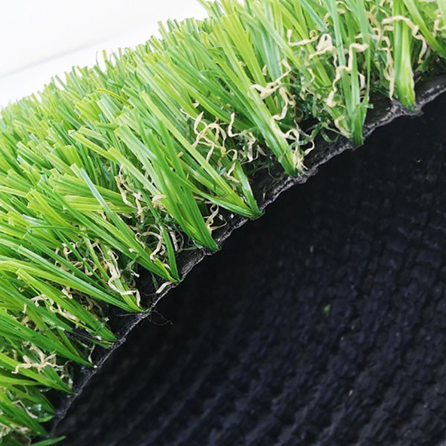 Ugodna dvoriščna sintetična trata 