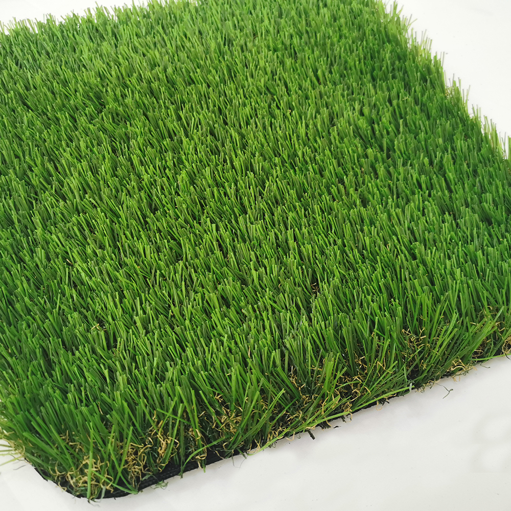 Č&iacute;na syntetick&aacute; tr&aacute;va ter&eacute;nne &uacute;pravy vonku